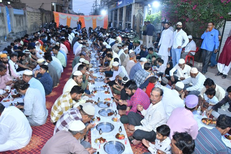 भरतिया रोड़ पर रोजा इफ्तार की दावत आयोजित