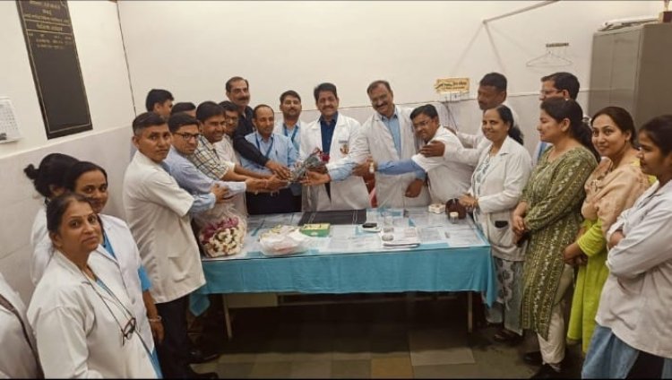 गुलदस्ता भेंट कर किया अस्पताल प्रभारी का स्वागत। होली की दी बधाई।