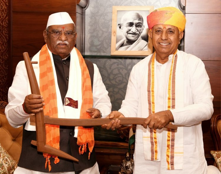 राज्यपाल से मिले केंद्रीय मंत्री भागीरथ चौधरी, 'हल' और गेहूं भेंट कर जताई कृषि समृद्धि की कामना