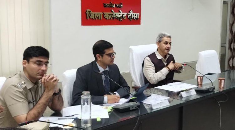 मुख्य सचिव ने जिला अधिकारियों संग की समीक्षा बैठक: पेयजल-बिजली आपूर्ति, सुशासन व जनसमस्याओं के त्वरित निस्तारण पर दिया जोर