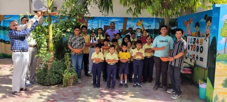 कैंब्रिज सीनियर सेकेंडरी स्कूल ने दिखाई मिसाल, बच्चों को बांटे परिंडे
