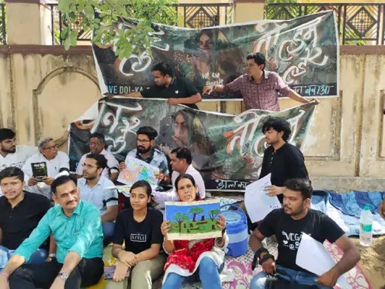जयपुर में 2500 पेड़ कटने की तैयारी, फिनटेक पार्क और मॉल के लिए वन क्षेत्र उजड़ने का खतरा | विरोध कर रहे लोगों को पुलिस ने पकड़ा