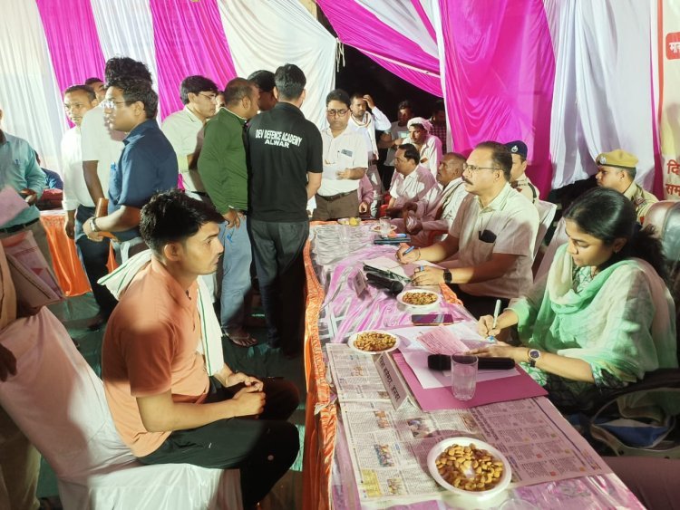 जिला कलक्टर ने ठेंगी का बास में आयोजित रात्रि चौपाल में आमजन की परिवेदनाएं सुनकर त्वरित निराकरण के दिये निर्देश हाथों-हाथ काम होने से फरियादियों के खिले चेहरे