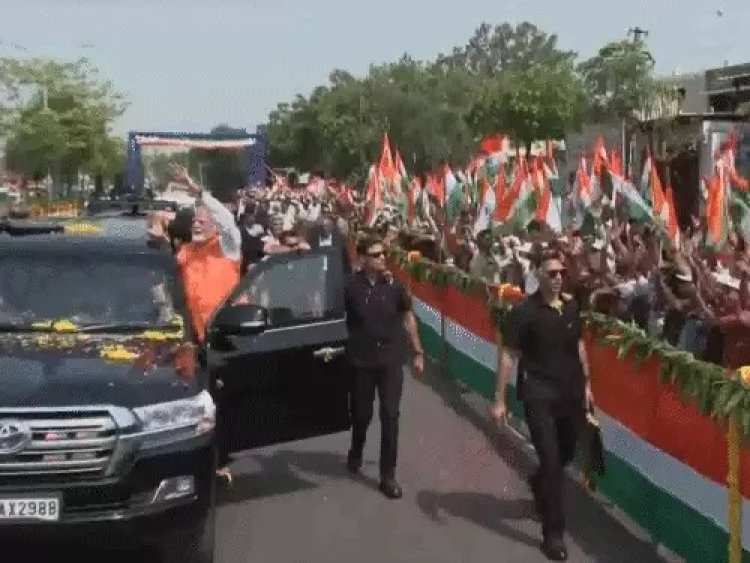 गुजरात में दो दिवसीय दौरे पर पहुंचे PM मोदी, वडोदरा में ‘सिंदूर सम्मान यात्रा’ के तहत किया रोड शो, दाहोद में जनसभा और परियोजनाओं का उद्घाटन