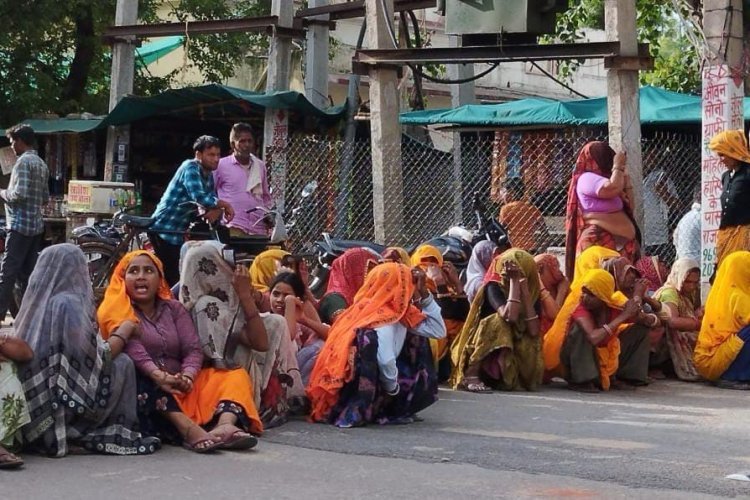 करंट की चपेट में आने से युवक की मौत, ग्रामीणों ने अस्पताल के बाहर किया घंटों प्रदर्शन