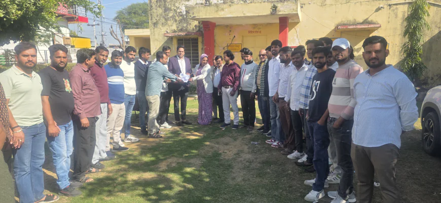 अवैध रूप से संचालित नॉनवेज की दुकानें बन्द करवाने को सौंपा ज्ञापन
