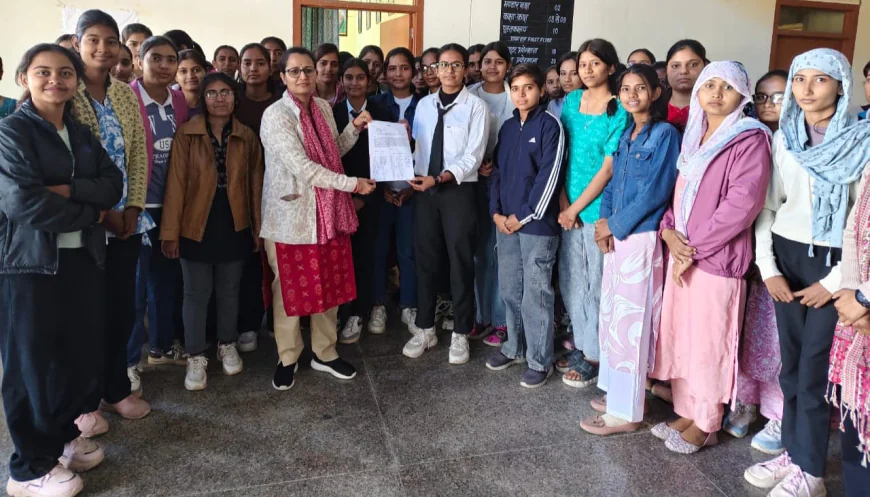 छात्राओं को आवागमन में परेशानी पैदल चलना हुआ मुश्किल आंदोलन की दी चेतावनी मंडावा