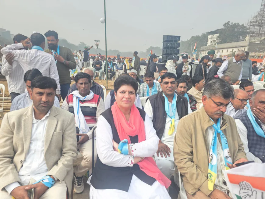 कांग्रेस जिलाध्यक्ष रीटा की अगुवाई में कांग्रेसी दिल्ली रैली में पहुंचे