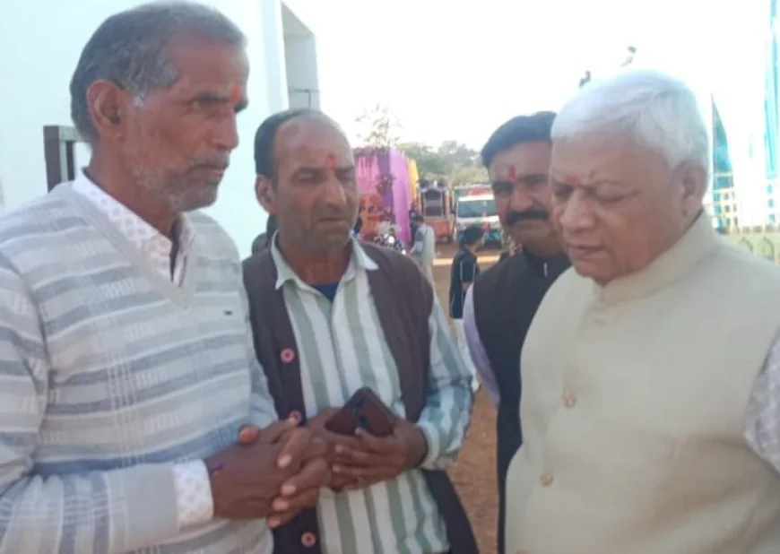 मंदिर में बरसाती पानी टपकने की समस्या को लेकर सांसद को सौंपा ज्ञापन