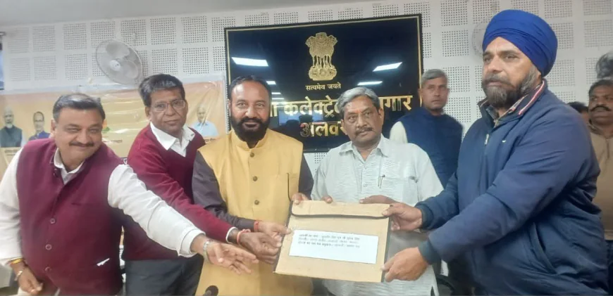 जिला स्तरीय किसान सम्मेलन का हुआ आयोजन अतिथियों द्वारा तारबंदी, फार्म पॉन्ड एवं फव्वारा संयंत्र योजना के तहत किसानों को वित्तीय स्वीकृति पत्र सौपें