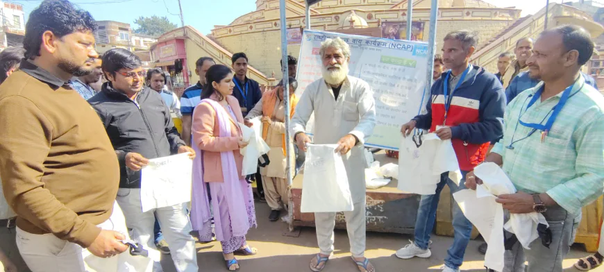 कपड़ों के थैले वितरित कर निगम ने दिया प्लास्टिक मुक्त अलवर का संदेश, काटा चालान अतिक्रमण के विरुद्ध भी की गई कार्रवाई