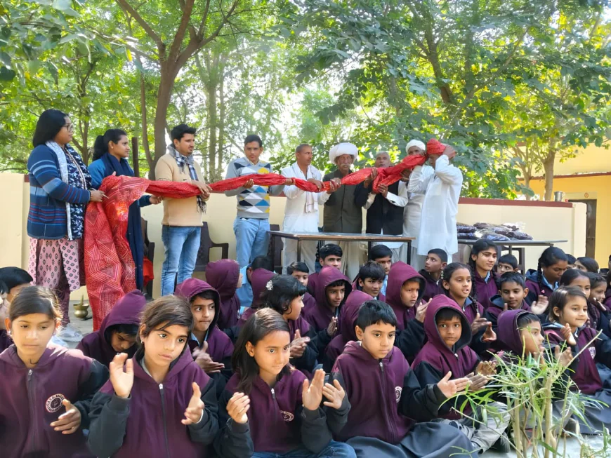 : बल्लूवास के रा. उ. मा. विधालय में भामाशाह ने 205 बच्चों को गर्म स्वेटर वितरित किया